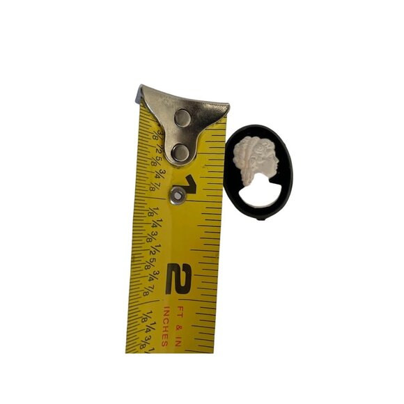 Vintage Oval Lady Cameo Brooch Black & White Acrylic 1" 3/4" - Picture 6 of 6